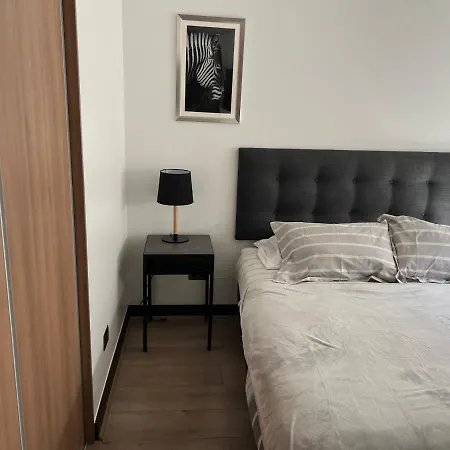 22 Metros , Costado Clinica Las Condes ,Hasta 6 Personas